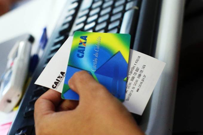Saques de até R$ 500 do FGTS para correntistas da Caixa nascidos de maio a agosto começam