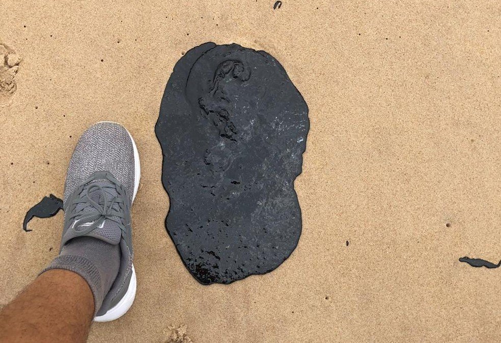 Manchas escuras são vistas em ao menos 39 praias do Nordeste, mas origem segue indefinida