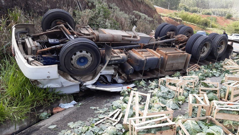 Itapebi: Dois homens morrem após caminhão capotar; veículo ficou destruído e carga espalhada por rodovia