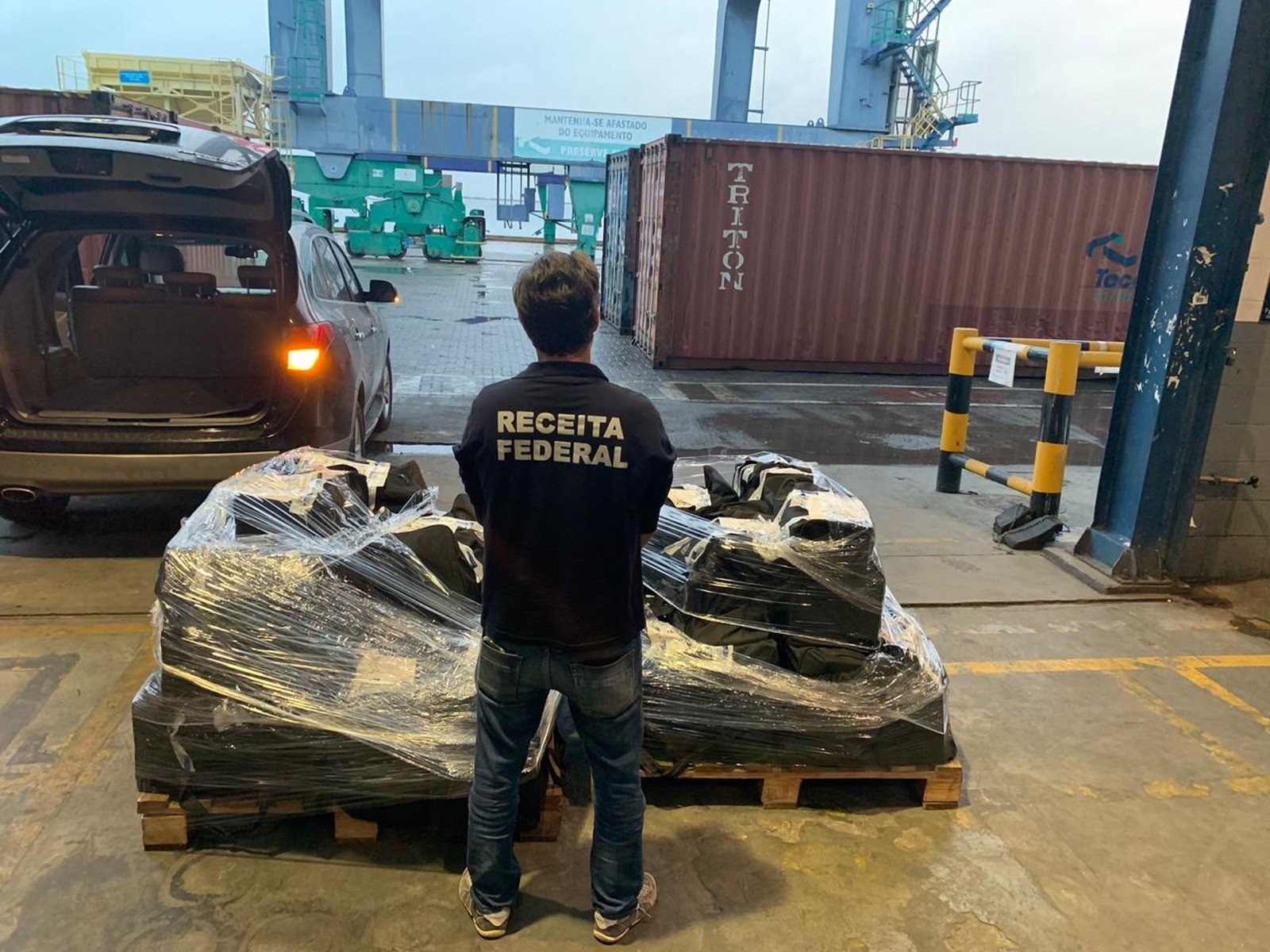 Salvador: Mais de 800 kg de cocaína são apreendidos em carregamento de uva no porto