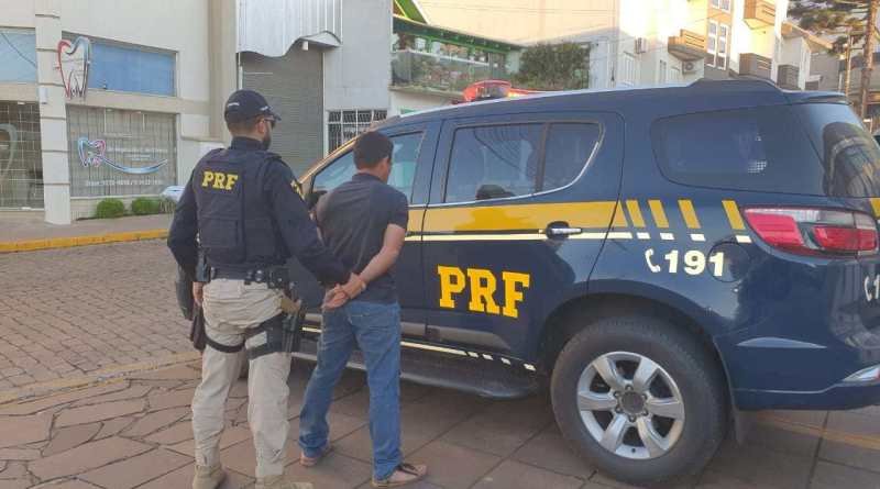 PRF prende estuprador foragido dentro de ônibus de excursão com crianças