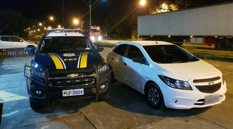 Após tentativa de fuga em Eunápolis, PRF prende condutor e recupera veículo fruto de golpe em locadora