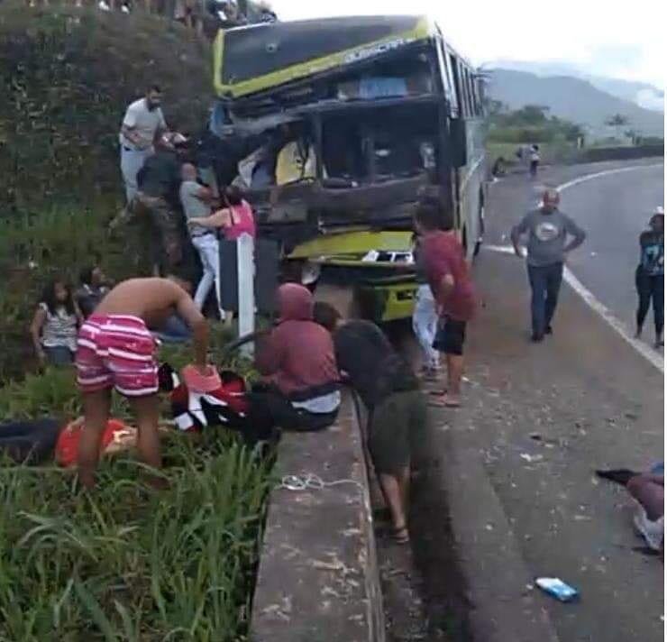 Acidente com ônibus que saiu de Minas para o Rio de Janeiro deixa 2 mortos e mais de 50 feridos na Serra de Petrópolis