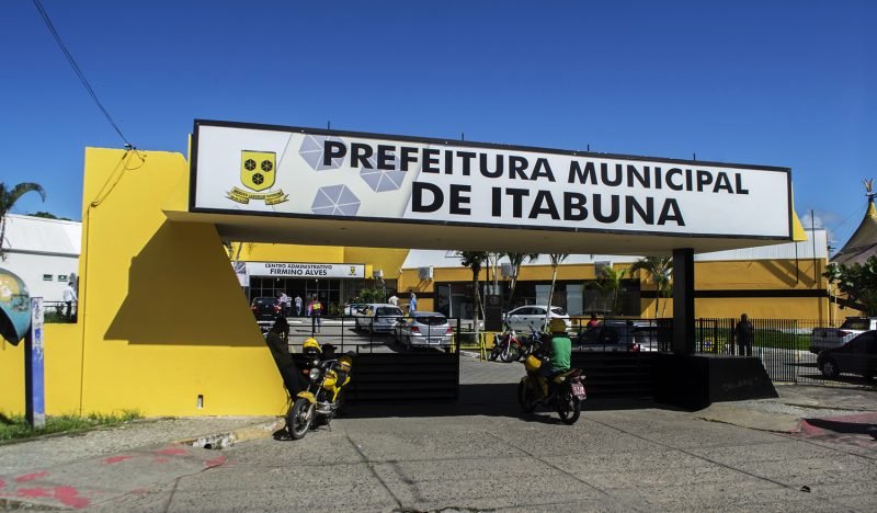 Itabuna: TCM pune acumulação indevida de cargos