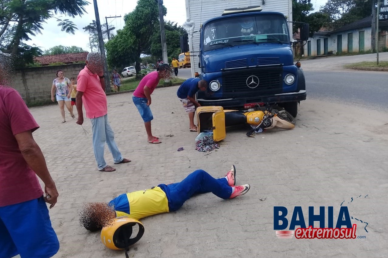 Funcionário dos Correios fica ferido em colisão entre caminhão e moto no Liberdade