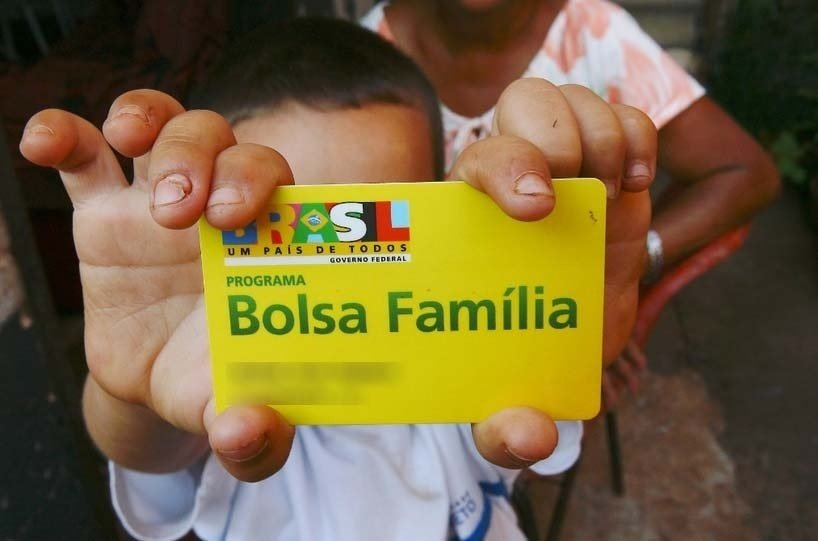 Bolsonaro assina MP que concede 13º pagamento do Bolsa Família