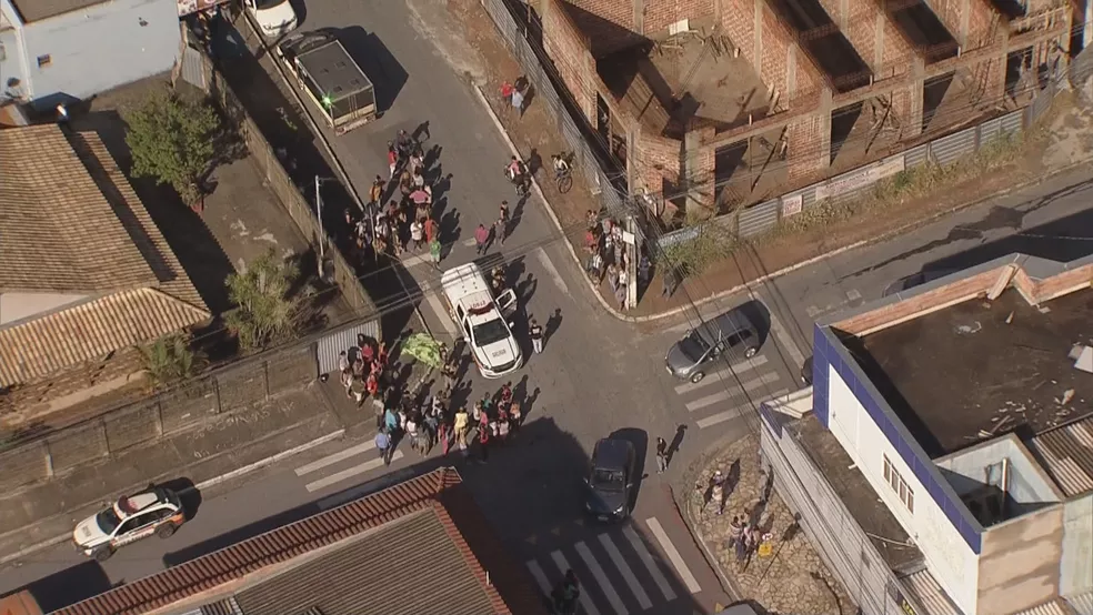Menina é morta a facadas em porta de escola, em Betim-MG