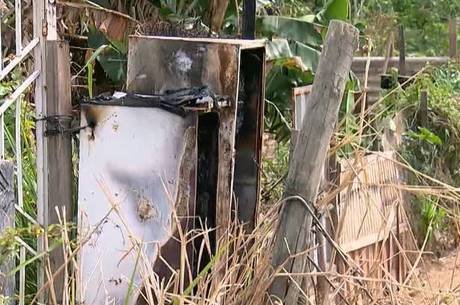 Corpo é encontrado concretado dentro de geladeira na beira de um córrego