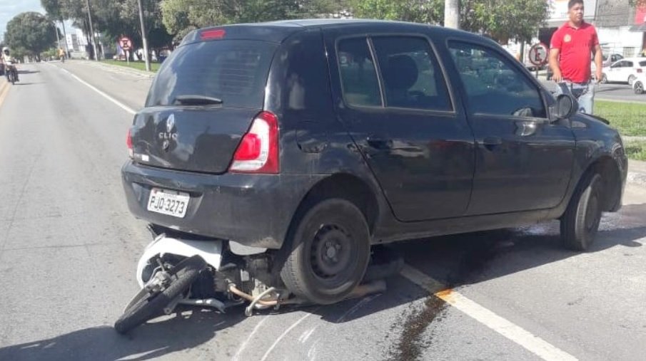 Motociclista é arrastado 15 metros por carro em acidente na BR 101