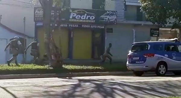 Homem pelado apedreja viaturas e ambulância em Teixeira, veja vídeo