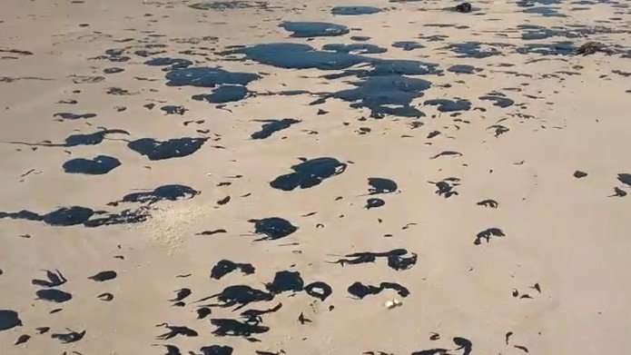 Mancha de óleo atinge Corumbau, no Banco de Abrolhos