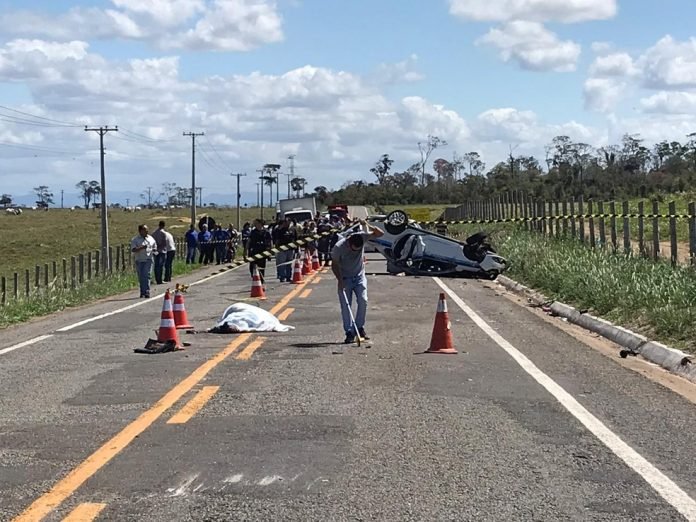 Táxi capota em estrada de Linhares deixando mortos e feridos, no ES