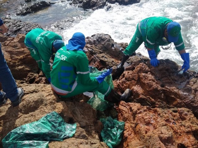 Fragmentos de óleo chegam a Praia de Costa do Atlântico em Mucuri