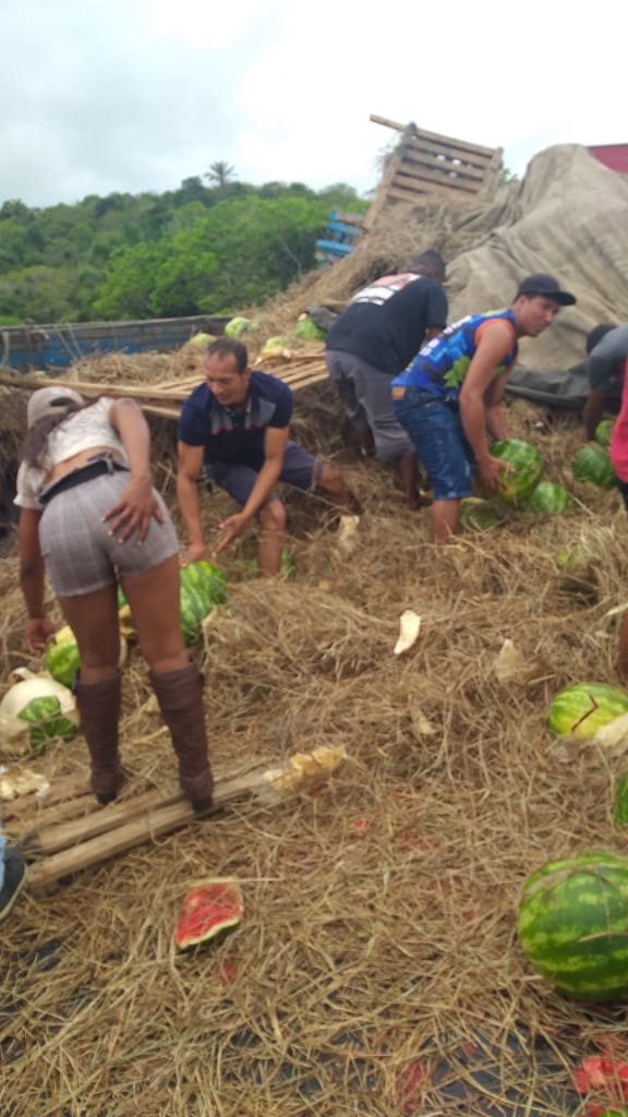 Acidente na BR 101 envolvendo dois caminhões deixa mulher presa às ferragens