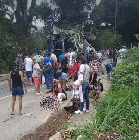 Acidente com ônibus de turismo deixa mortos e feridos no Espírito Santo