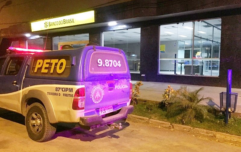 Bandidos invadem Banco do Brasil, arrombam cofre e levam grande quantidade de dinheiro em Teixeira