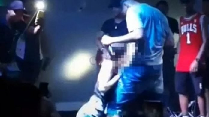 Duas jovens praticam sexo oral em vocalista de banda de pagode durante show