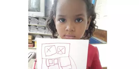 Menina de 5 anos é baleada e morre a caminho da escola