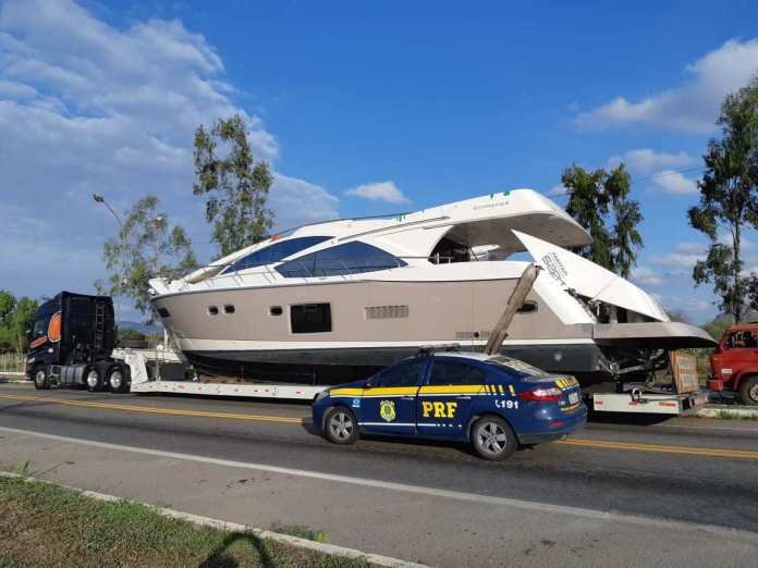 Barco de luxo é flagrado sendo transportado de forma irregular na Bahia