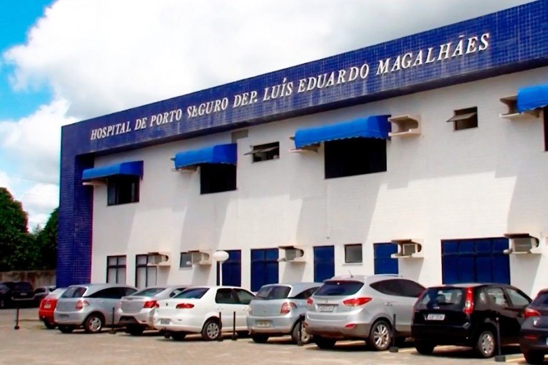 Assalto em barraca de praia termina com a esposa de um policial morta e uma adolescente baleada em Cabrália