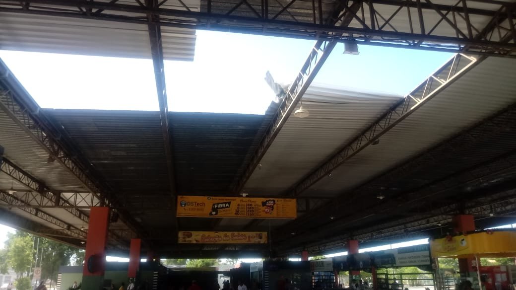 Teixeira: Parte do telhado da rodoviária fica destruído após ventania