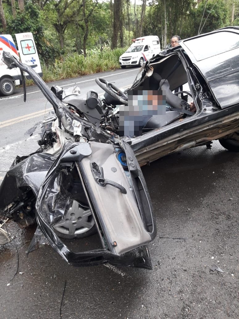 Acidente com jovens que iam para um casamento deixa um morto e quatro feridos na BR 101