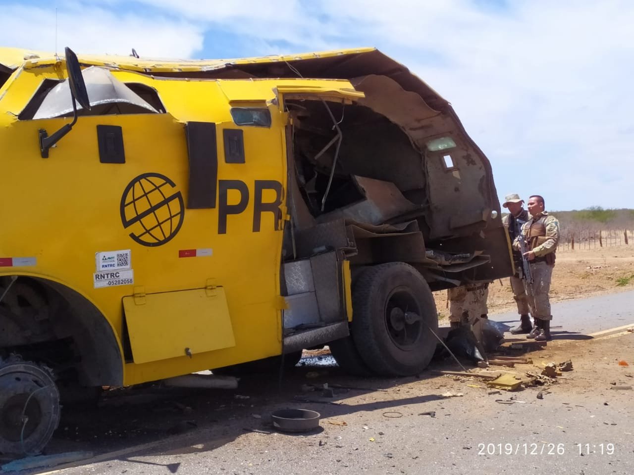 Grupo armado rende seguranças, explode carro-forte e rouba malotes de dinheiro no interior da Bahia