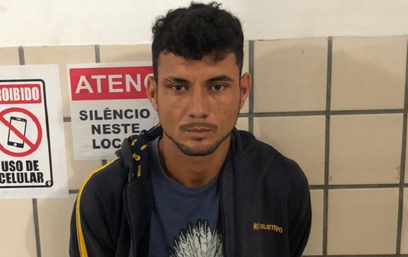 Jovem é preso com arma de fogo em bar no Bairro Caminho do Mar em Teixeira