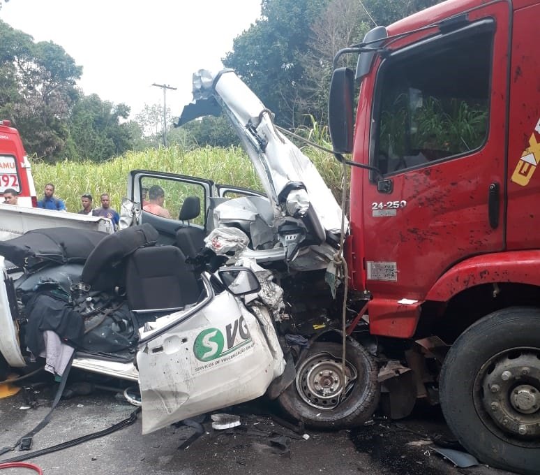 Acidente entre caminhonete e caminhão mata homem e deixa outra pessoa ferida na BR-101