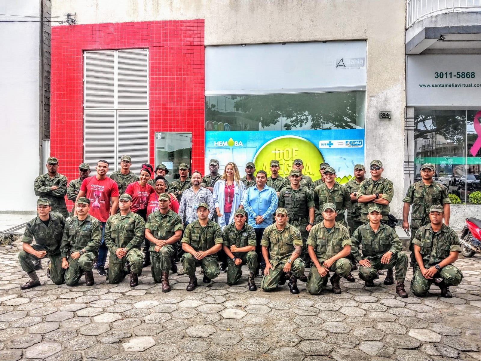 Fuzileiros Navais que limparam o óleo do mar doam sangue em Teixeira de Freitas