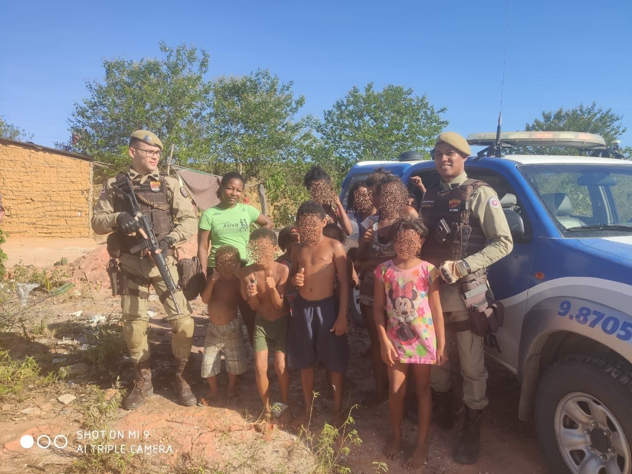 Policiais Militares doam cestas básicas para famílias carentes da BR 101