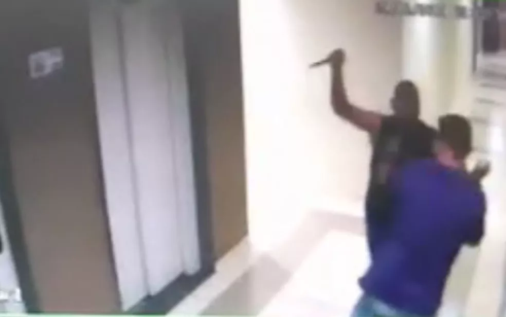 Homem morre após ser esfaqueado por vizinho. Câmeras de segurança registraram o crime