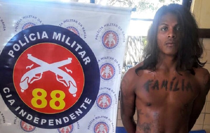 Homem é preso por policiais do PETO após denúncia de tráfico de drogas na cidade do Prado