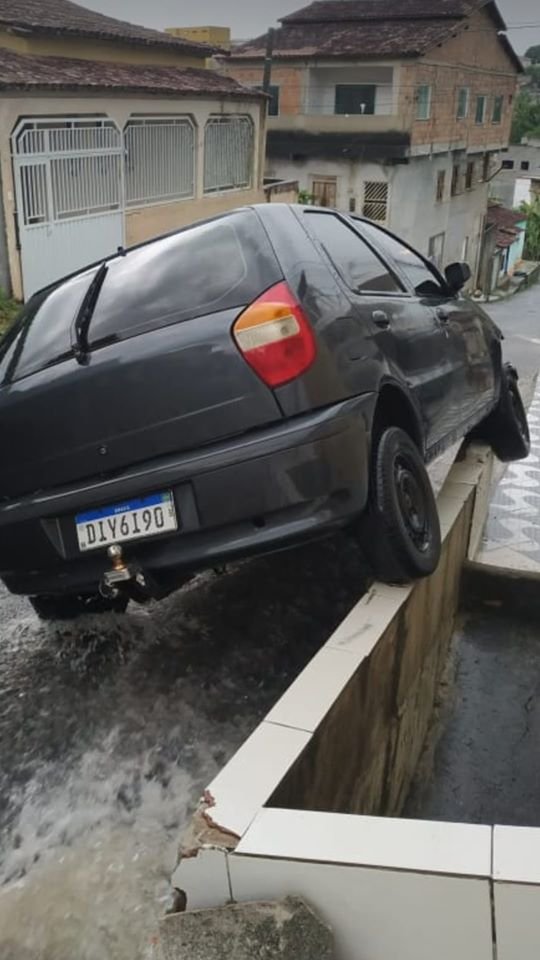 Chuva alaga ruas e avenidas e causa transtornos em Teixeira de Freitas. Uma casa desabou