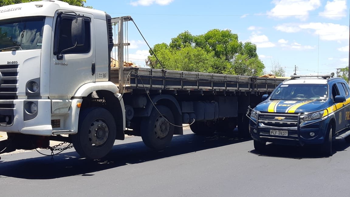 PRF recupera na BR 101 em Nova Viçosa, caminhão furtado em Conceição da Barra