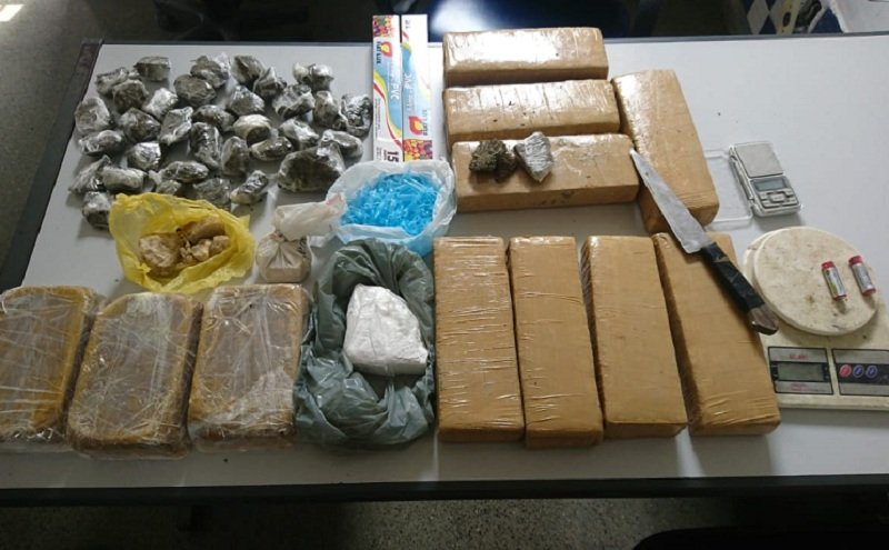 Itamaraju: Suspeito foge de ação da CAEMA e deixa quase 12 quilos de drogas para trás