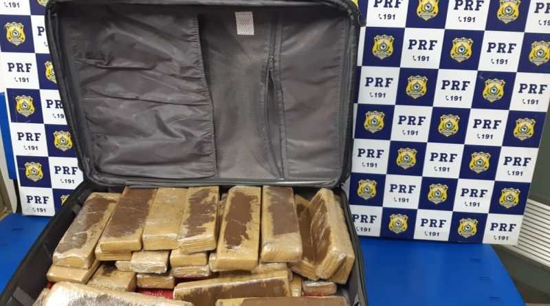 Passageira de ônibus é presa por tráfico de drogas transportando 25 kg de maconha escondida na bagagem