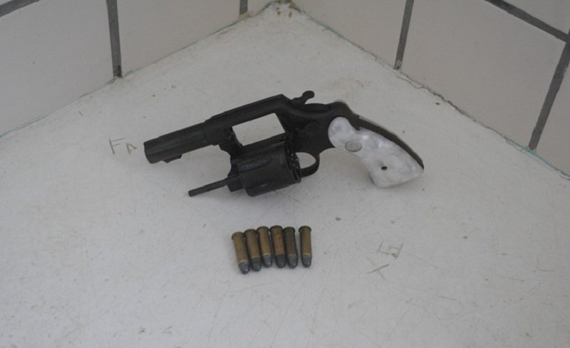 Policiais do PETO prendem homem em posse de um revólver após abordagem em Teixeira