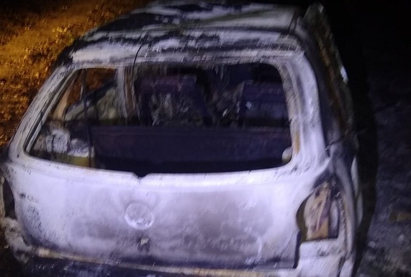 Carro incendiado e corpo em decomposição são encontrados nos eucaliptos na Zona Rural de Itamaraju