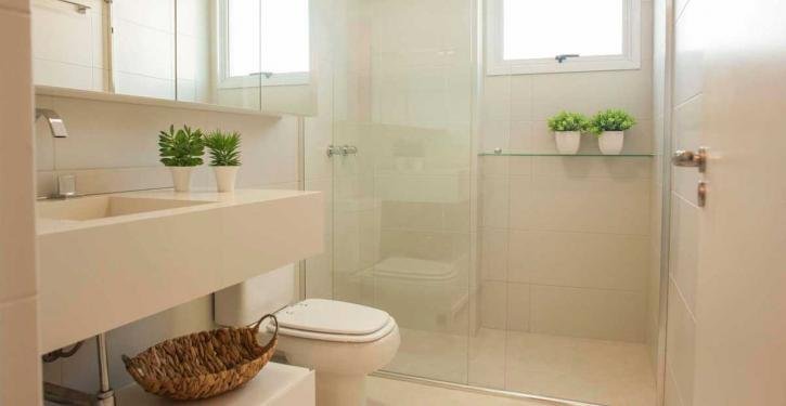 Mulher cai no banheiro durante faxina, bate a cabeça no chão e morre