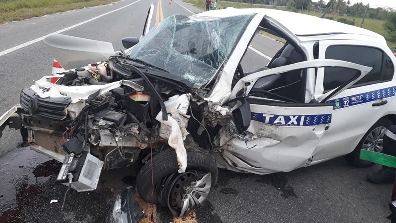 Colisão entre táxi e carro deixa dois feridos graves na BR-367 em Eunápolis