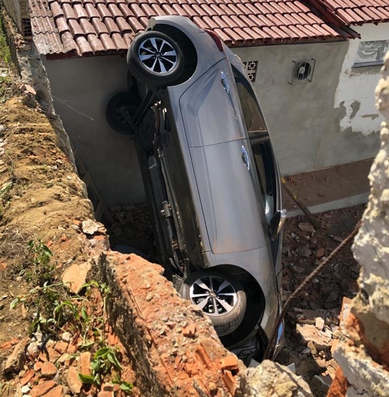 Itamaraju: Motorista perde a direção e carro cai dentro do muro de um colégio