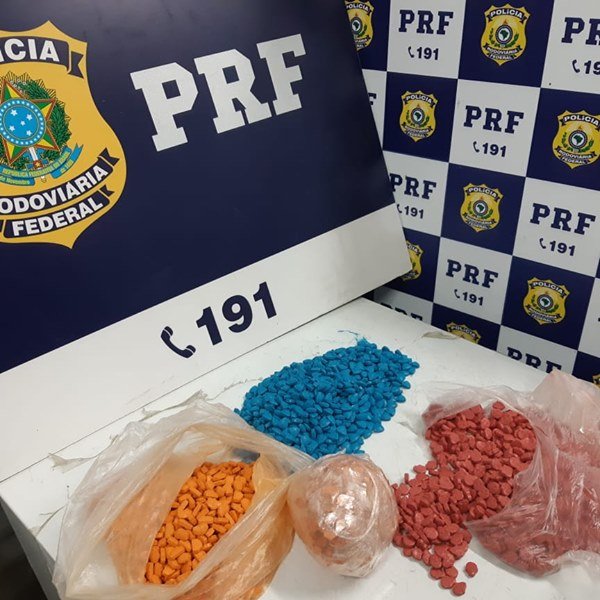 PRF descobre mochila ‘recheada’ com 4.000 mil comprimidos de ecstasy em Vitória da Conquista