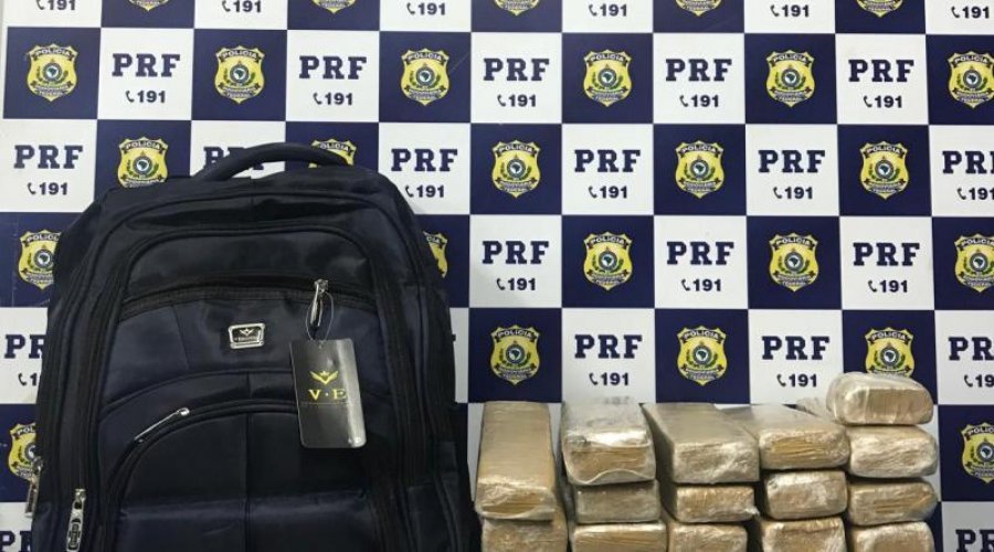 PRF prende passageiro de ônibus com mochila “recheada” de maconha
