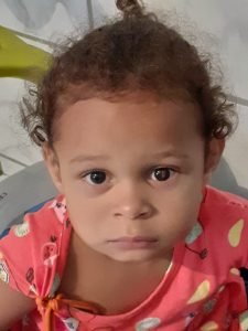 Thainá de apenas 02 anos precisa de ajuda para tratar um câncer no olho