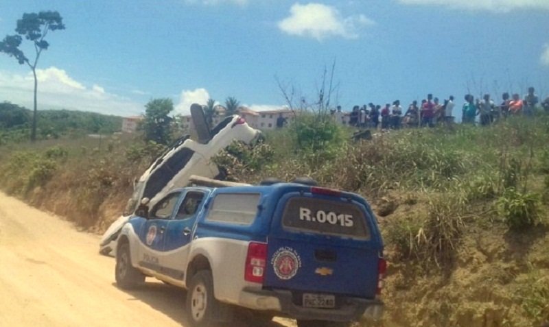 Carro usado por bandidos bate durante perseguição policial; suspeito é baleado