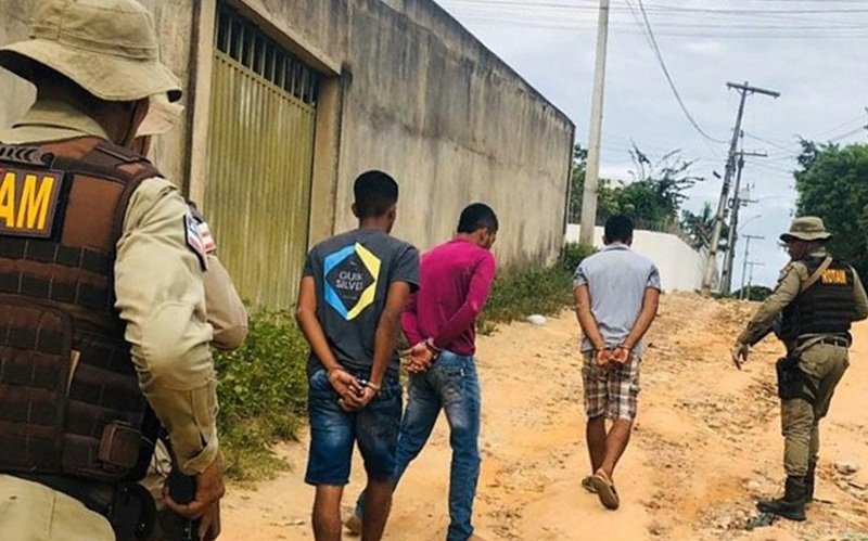 Teixeira: Policiais da ROTAM prendem três suspeitos com drogas e rádios comunicadores