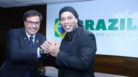Ronaldinho Gaúcho é detido no Paraguai com passaporte falso
