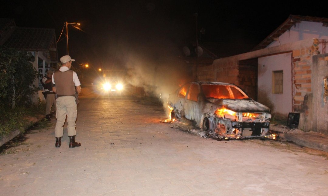 Veículo é incendiado em Medeiros Neto durante a madrugada