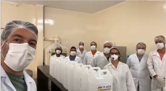 Pitágoras produz e doa álcool gel para município de Teixeira de Freitas